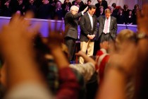 Papaz kin kustu, Santorum alkışladı