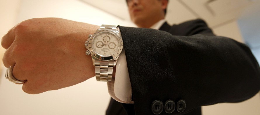 Fransız oyuncu Alain Delon’un saat koleksiyonu yaklaşık 450 bin avroya satıldı