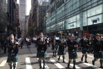 İskoçyalılar yerel kıyafetleri ile New York sokaklarında