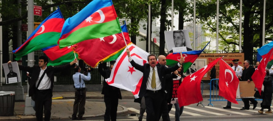 Aliyev BM’de konuştu, Ermeniler dışarıda protesto etti
