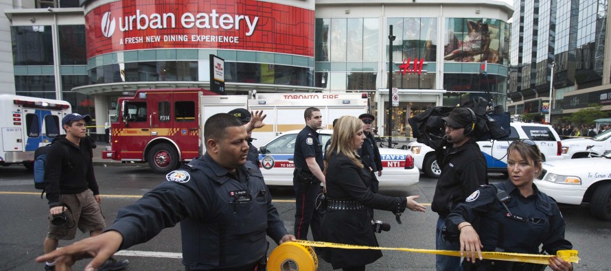 Toronto’nun en kalabalık AVM’sinde silahlı saldırgan dehşeti: 1 ölü 7 yaralı