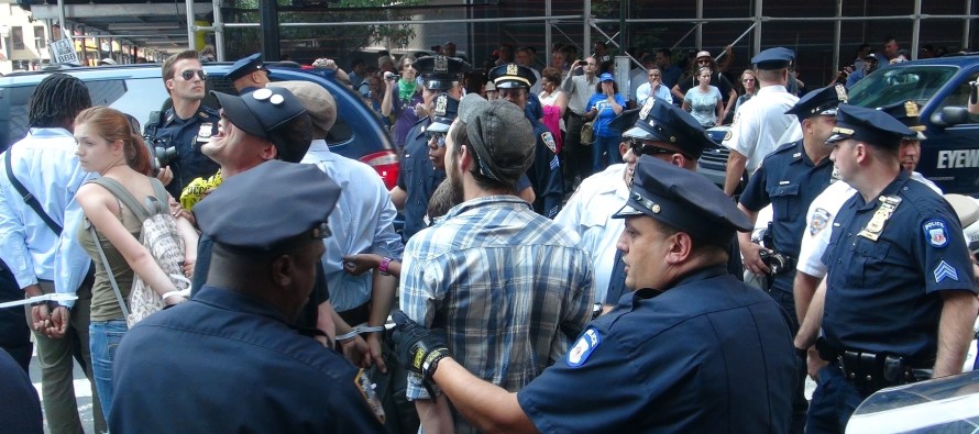 ‘Wall Street’ protestocuları yine sahnede: 100 kişi göz altına alındı