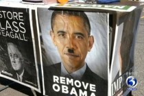 Obama’nın Hitler’e benzeyen posterlerini yırtan kadın tutuklandı