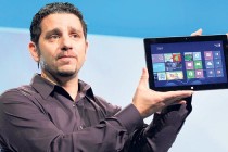 Windows 8’le birlikte tablet Surface’i çıkardı