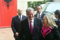Dışişleri Bakanı Clinton, Arnavutluk’ta