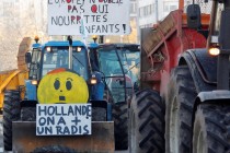 Fransa çiftçiler, hükümeti protesto etti