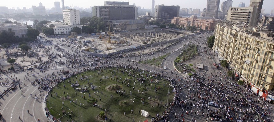Tahrir Meydanı’ndaki gösteriye yüzelrce kişi katıldı