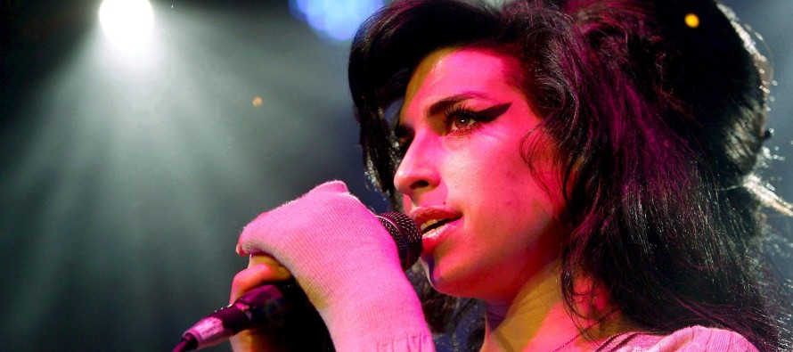 İngiliz şarkıcı Amy Winehouse’un gelinliği çalındı