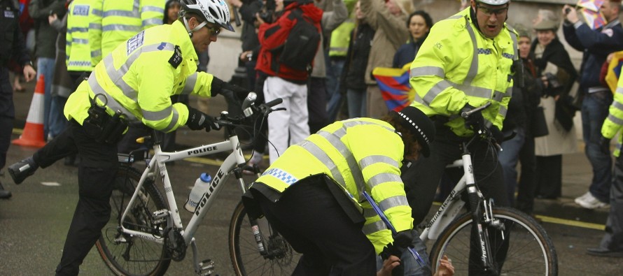 İngiltere’de polis, ibret olsun diye bisiklet çaldı