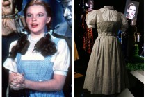 Judy Garland’ın ‘Oz Büyücüsü’ filmindeki elbisesi, 480 bin dolara satıldı