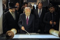 Peres, İran’a yüklendi; nükleer silah geliştiriyorlar