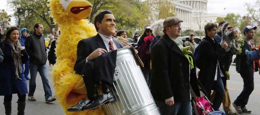 Romney’nin kamu yayıncılığı politikası protesto edildi