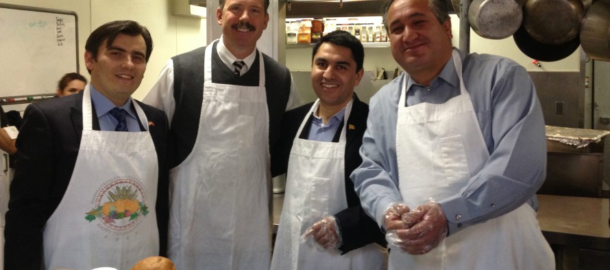 Albuquerque belediye başkanı Türklerle birlikte et dağıttı
