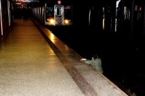 Metro tarafından ezilen adam raylar üzerinde 1 buçuk dakika yardım beklemiş