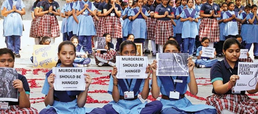 Hindistan’da tecavüz’e isyan: ‘Bunu yapanları asın’