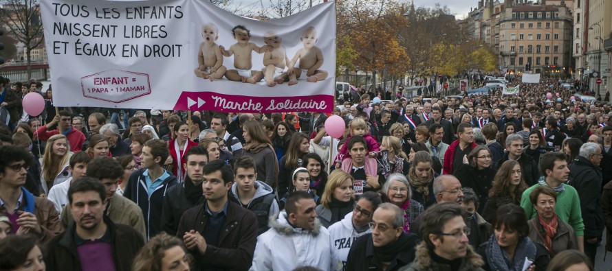 Fransa’da binlerce kişi, eşcinsel evliliği protesto etti