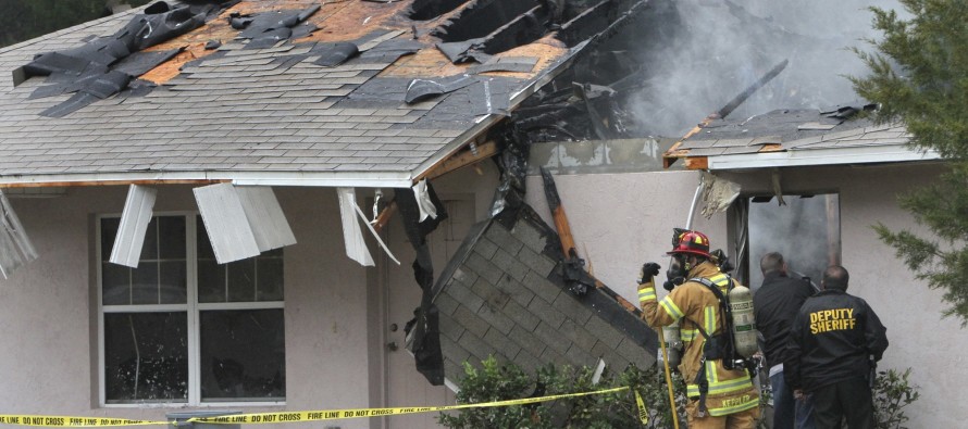 Florida’da küçük bir uçak eve çakıldı: 3 ölü