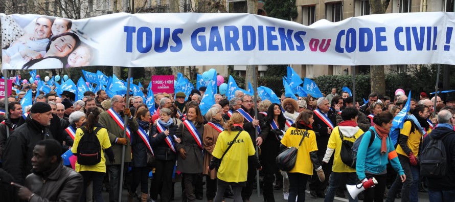 Fransa’da eşcinsel evlilik karşıtları sokaklara döküldü