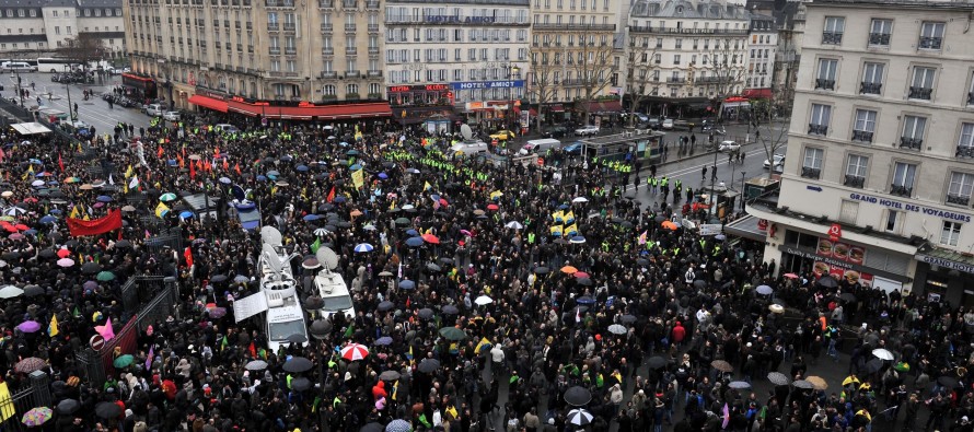 Cinayetler Paris’te protesto edildi
