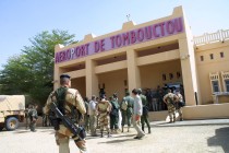 Fransız askerleri, Timbuktu havaalanında konuşlandı