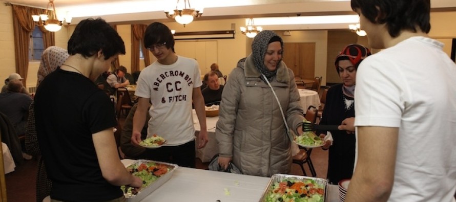 Kilisede evsizlere yemek yardımı yapan Türkler yine bir ilke imza attı