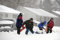 ABD’nin orta kesiminde etkili olan kar, hayatı durma noktasına getirdi