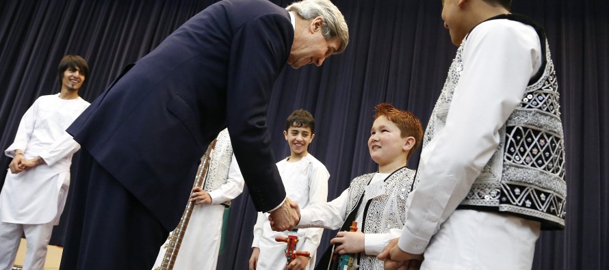 John Kerry görevinin ilk gününde Afgan müzik topluluğunu kabul etti