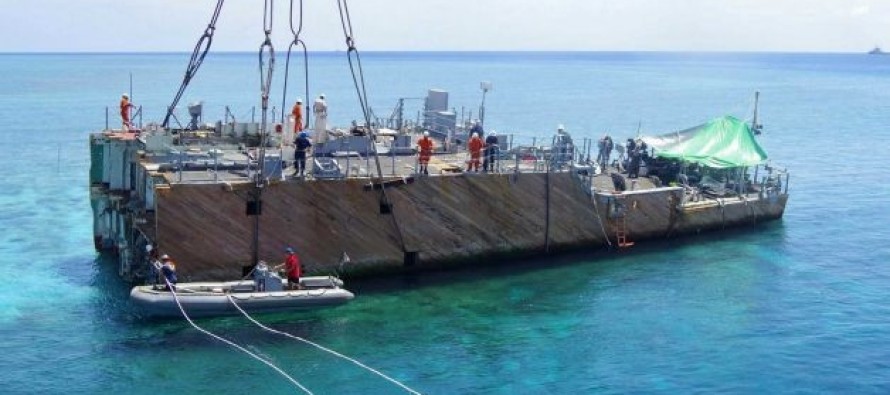 Filipinler’de kayalığa oturan ABD gemisi bölünerek taşındı