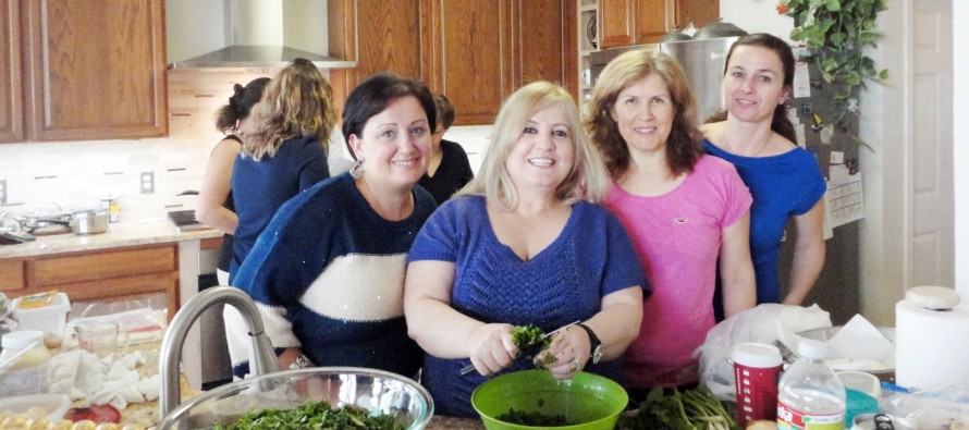 Dallaslı Türk kadınlar Mehmetçik Vakfı yararına yemek yapıp satıyor