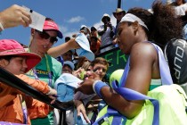 Serena Williams, Sharapova’yı 2-1 yenerek şampiyonluğa uzandı