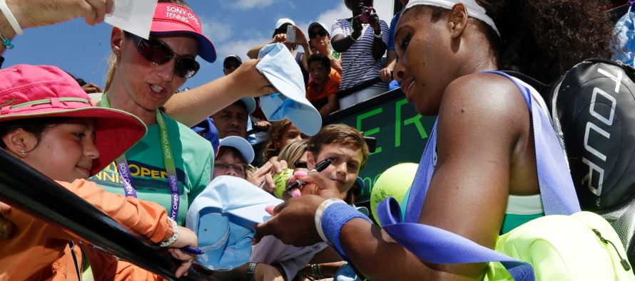 Serena Williams, Sharapova’yı 2-1 yenerek şampiyonluğa uzandı