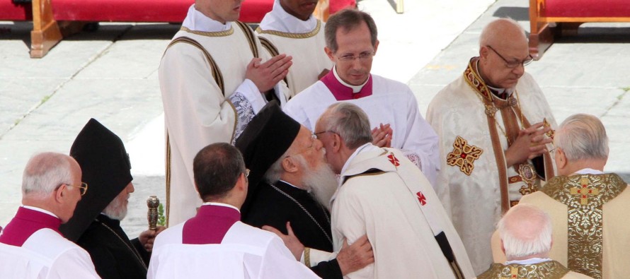 Papa’nın göreve başlama törenine ilk kez bir Rum patriği katıldı