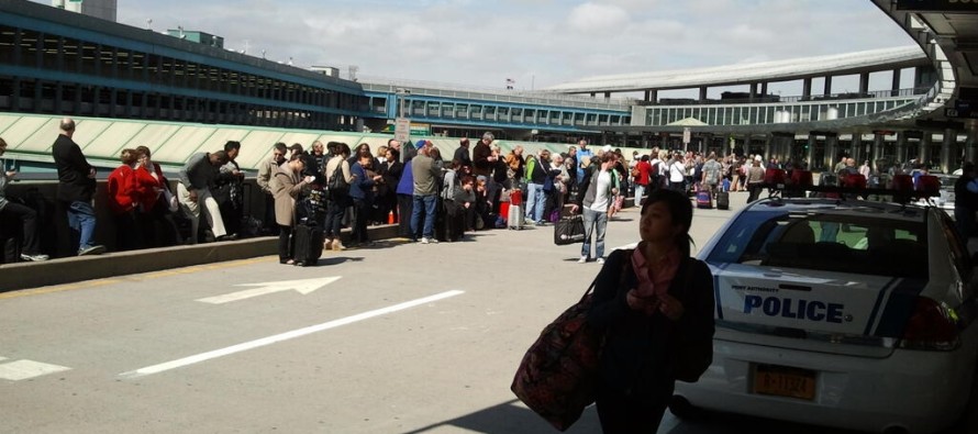 New York LaGuardia havaalanı şüpheli paket nedeniyle boşaltıldı