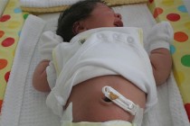 Göbek bağını hemen kesmek bebek için riskli olabilir
