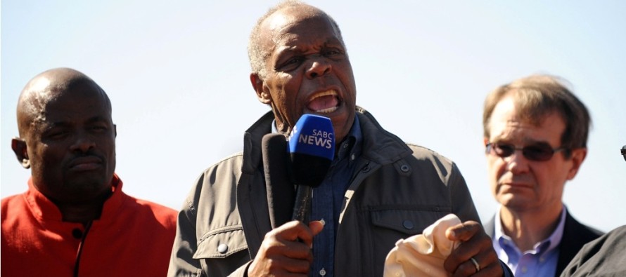 Danny Glover’dan Güney Afrika’daki polislerin grevine destek