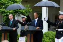 Obama’nın askerlere şemsiye tutturması yasakmış