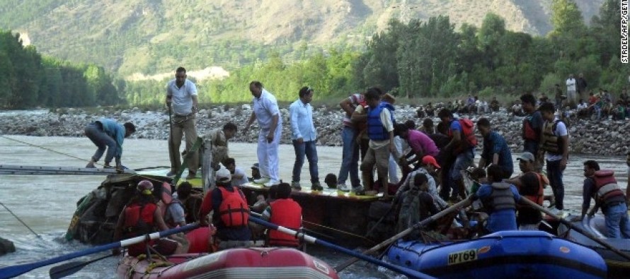 Hindistan’da otobüs nehre uçtu: 38 ölü
