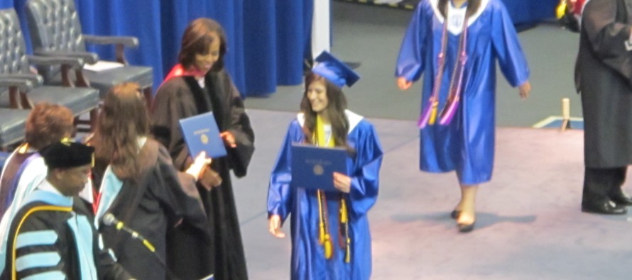Başarılı Türk öğrenci, diplomasını Michelle Obama’nın elinden aldı