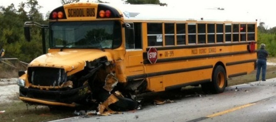 Araba çalan zanlılar okul otobüsüne çarptı