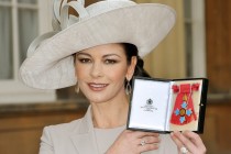 Catherine Zeta-Jones akıl hastanesinden çıkıyor