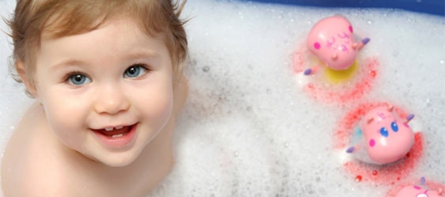 Bebekleri isilikten korumak için sık banyo yaptırın