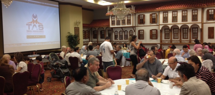 Chicagolu Türkler komşularıyla kahvaltı programında bir araya geldi