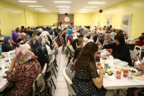 Türk camilerinin iftar sofraları tıklım tıklım