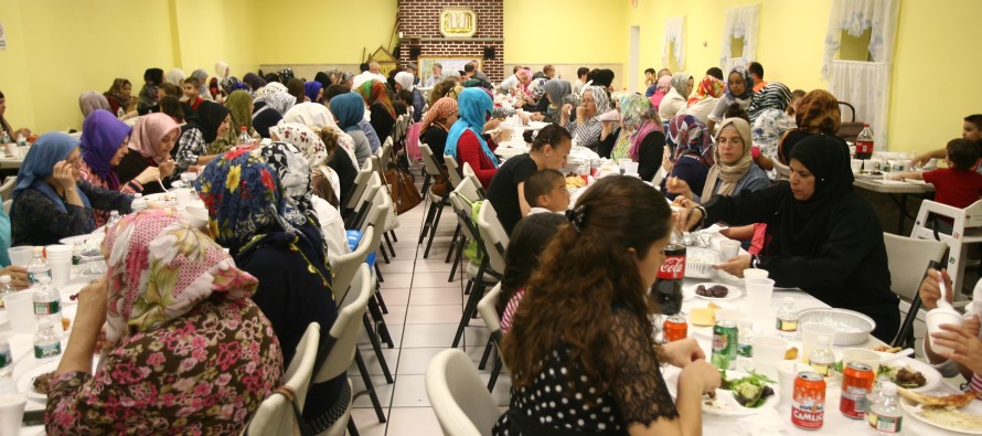 Türk camilerinin iftar sofraları tıklım tıklım