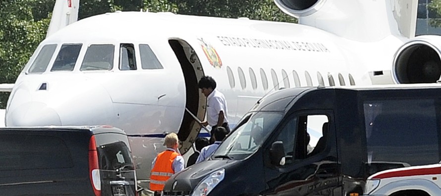“Snowden uçakta” iddiası Bolivya Cumhurbaşkanı Morales’in uçağına zorunlu iniş yaptırdı