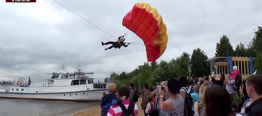 Moskova’da gösteri yapmak isteyen paraşütçü halkın üzerine düştü