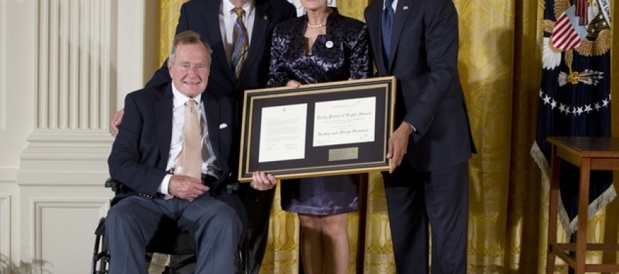 Obama’dan Baba Bush’a yardımseverlik ödülü