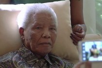 Mandela’nın doğum günü için sevenleri hastaneye akın etti