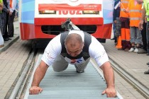 Tatar pehlivan, 6 tramvayı çekerek dünya rekoru kırdı