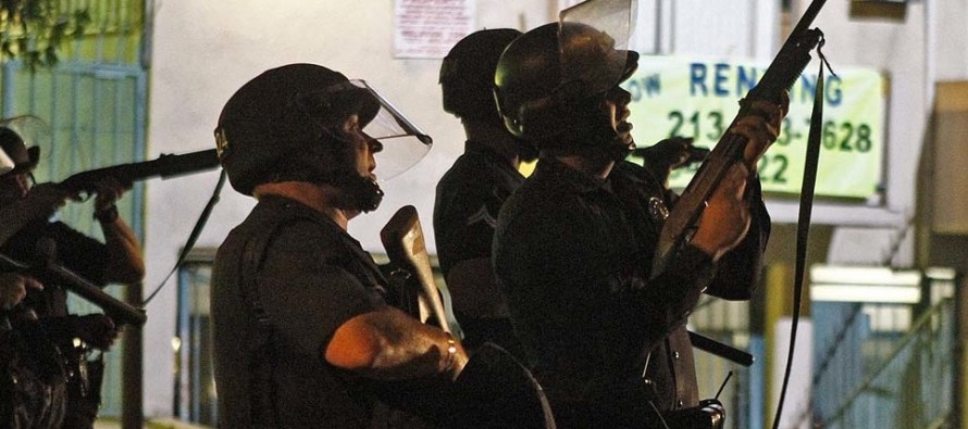 Taş atan göstercilere polisten felç eden silahla karşılık